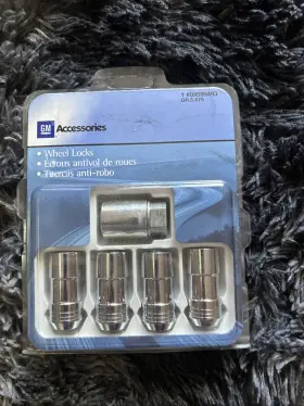 19165929 Chevrolet Oem Accessories Wheel Lock-and Nut Package - Chrome Includes 20 Nuts 4 Locks And 1 Key