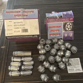 611-233.1 Dorman 24 Count Steel Lugnuts Plus 8 Wheel Locking Nuts And Key