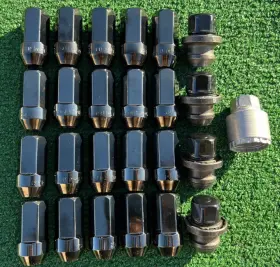 85028935 General Motors Factory Gm Oem Wheel Lugnuts Black Locks Key Escalade Tahoe Yukon 21-25