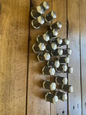 9596070 General Motors 24 Chevy Silverado Sierra Tahoe Avalanche Factory Oem Chrome 14x1.5 Lug Nuts Gmc