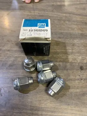 14032479 Gm Lot Of 5 Wheel Lug Nuts Gm#14032479 Chrome