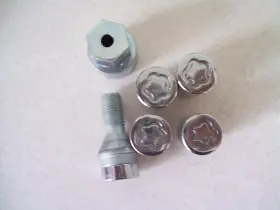 2-90051-815-0 Isuzu Factory Wheel Locks