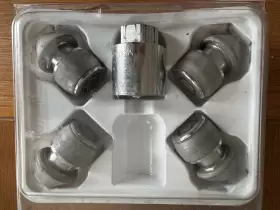 Lr008794 Land Rover Genuine / Jaguar Wheel Lock Set For 16/17/18/19 Inch Rims - Oem
