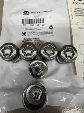 82215711-aa-001 Mopar Locking Lug Nut Set 5pc M14 X 1.5