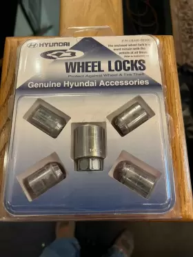 U8440-00300 Oem U844000502 Genuine Hyundai Wheel Locks